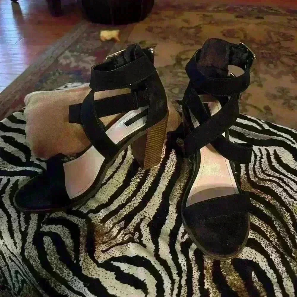 Black Strappy Heels‎